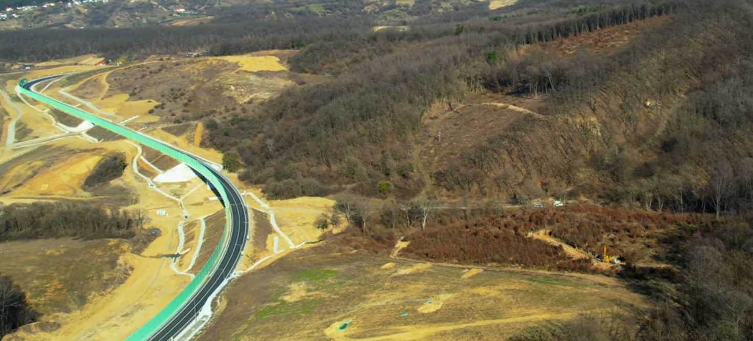 VIDEO Constructorii pregatesc zona pentru demararea lucrarilor la Tunelul Meses