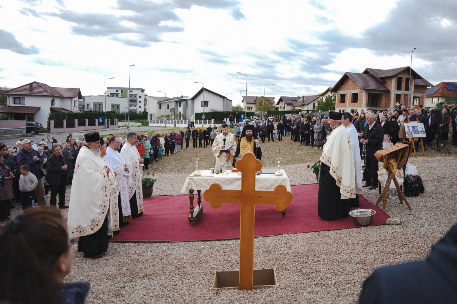 Credinta si inceput piatra de temelie a unei noi biserici asezata in Zalau de Episcopul Benedict