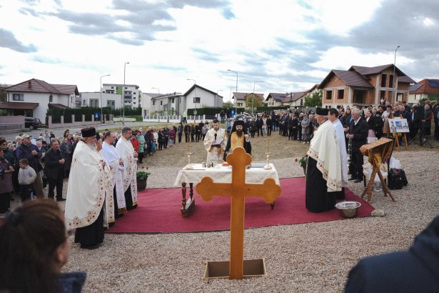 Credinta si inceput piatra de temelie a unei noi biserici asezata in Zalau de Episcopul Benedict