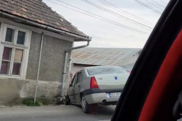 FOTO Accident in Creaca O masina a intrat intr o locuinta