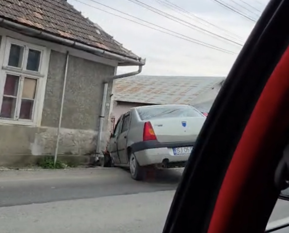 FOTO Accident in Creaca O masina a intrat intr o locuinta