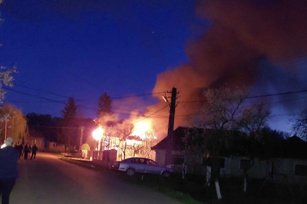 FOTO Primaria Dobrin a fost cuprinsa de flacari Incendiul a afectat o suprafata de peste 100 de metri patrati