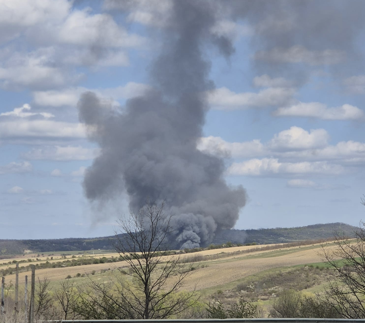 Incendiu de amploare in comuna Horoatu Crasnei un nor de fum negru