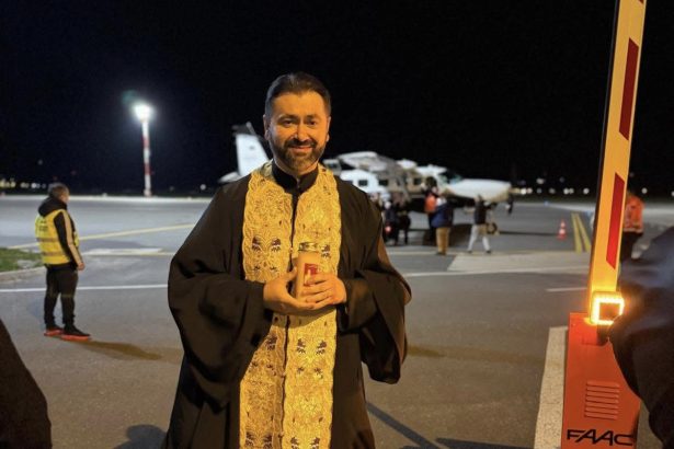 Preotul Adrian Onica a ridicat Sfanta Lumina si o indreapta spre Salaj