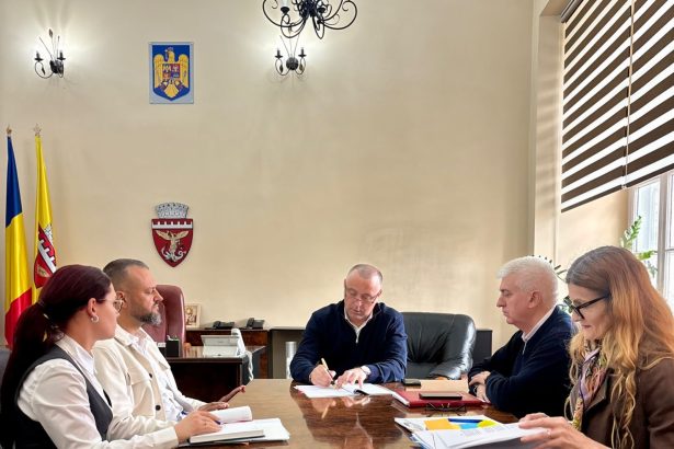 Primarul Florin Florian a semnatt contractul pentru edificarea centralei fotovoltaice din Zalau