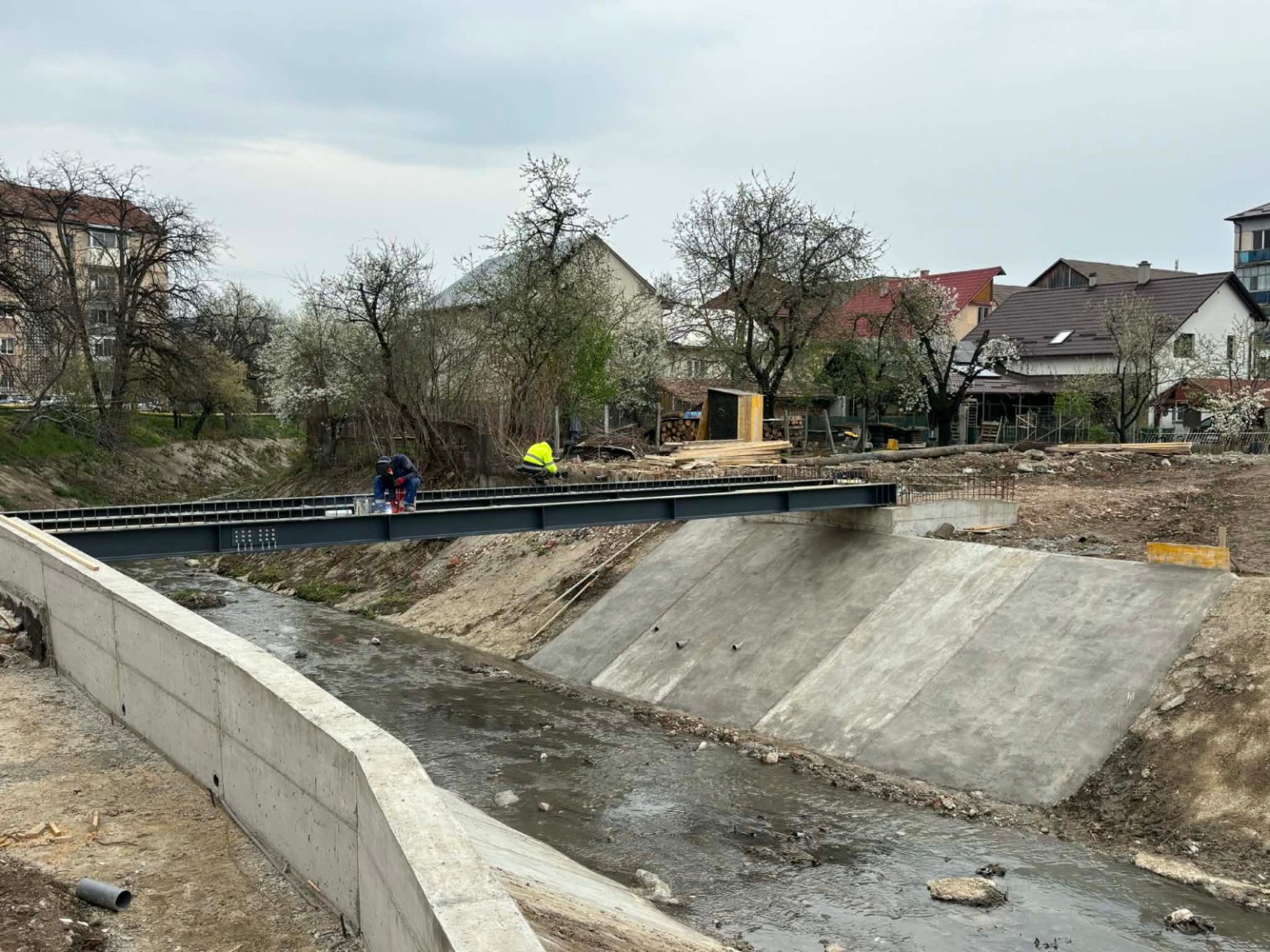 Se desfasoara lucrari intense pentru amenajarea pistelor pentru biciclete pe malurile cursurilor de apa din Zalau