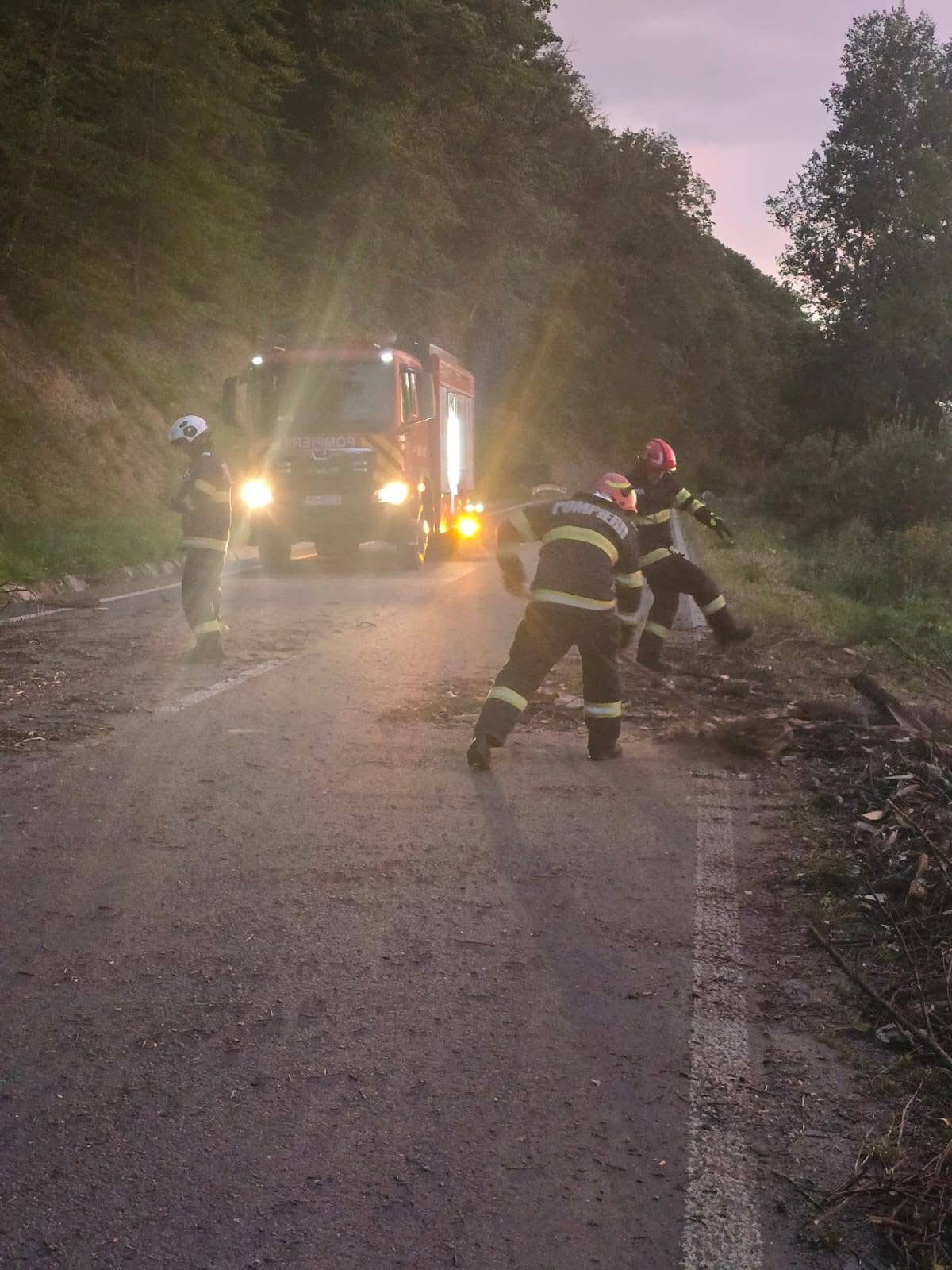 FOTO Drum judecean din Salaj BLOCATI dupa furtuna de aceasta seara