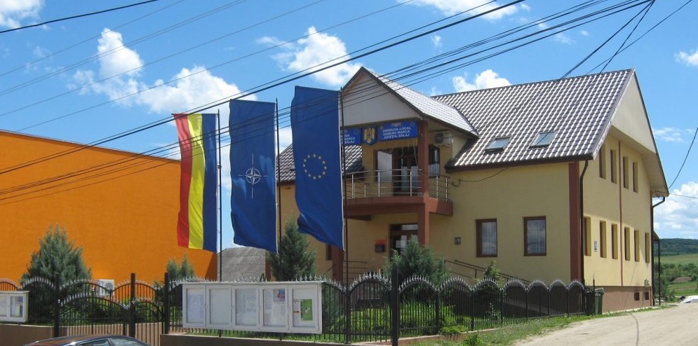 Proiectul de apa si canalizare din Marca intarziat de 4 ani din cauza fostului primar comuna risca sa restituie milioane de lei iar asfaltarea ramane blocata