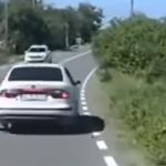 VIDEO Un sofer din Salaj a devenit cunoscut pe internet dupa ce a depasit pe linie continua si a intalnit un echipaj de Politie