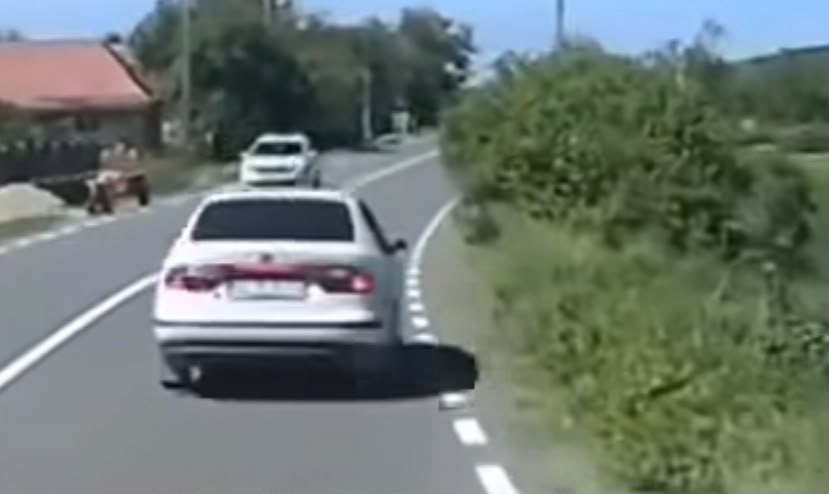 VIDEO Un sofer din Salaj a devenit cunoscut pe internet dupa ce a depasit pe linie continua si a intalnit un echipaj de Politie