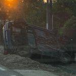 foto acident in cizer un sofer fara permis si sub influenta alcoolului a lovit un cap de pod apoi un stalp si in final a avariat un gard