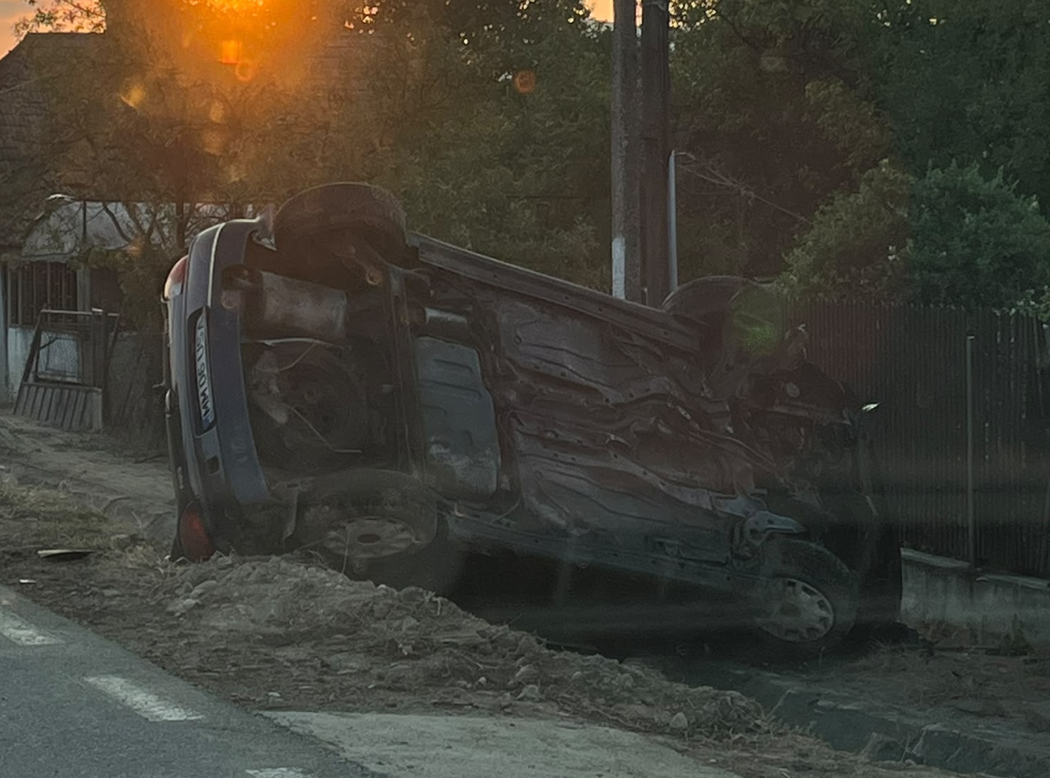 foto acident in cizer un sofer fara permis si sub influenta alcoolului a lovit un cap de pod apoi un stalp si in final a avariat un gard