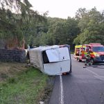 foto acident pe meses un barbat a ramas prins in autoturism o ambulanta aflata in trecere a intervenit de urgenta