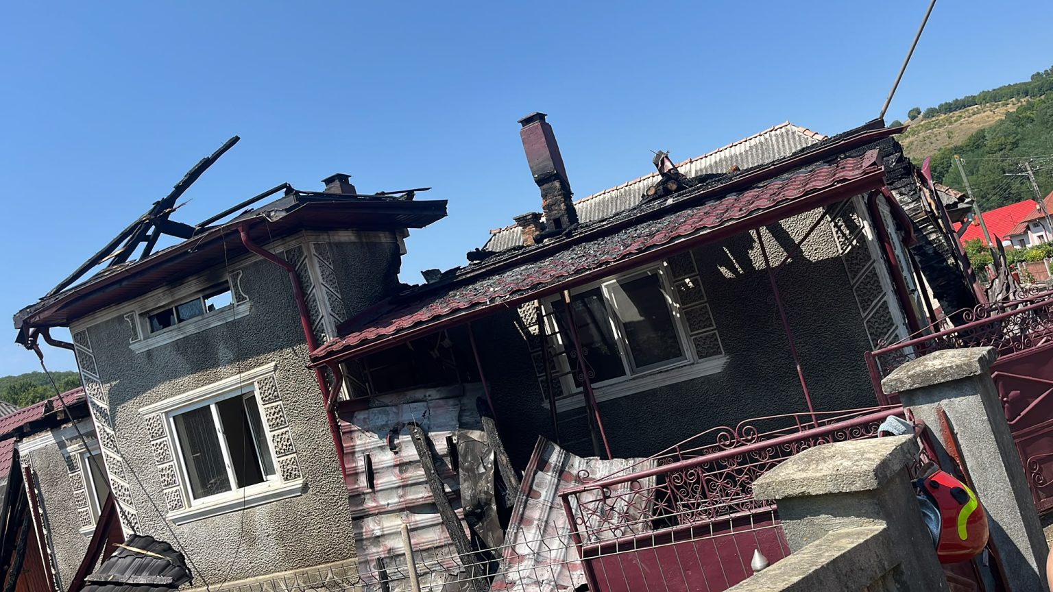 fotovision incendiu devastator la o casa din comuna poiana blenchii cauza un cablu electric