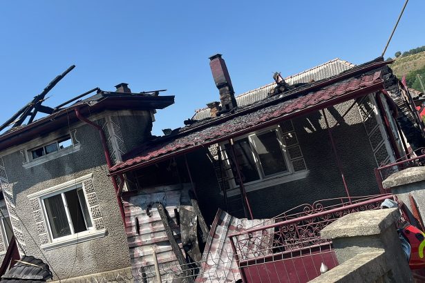fotovision incendiu devastator la o casa din comuna poiana blenchii cauza un cablu electric