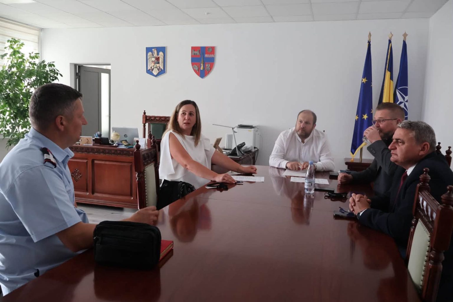 la initiativa prefectului claudiu birsan farmaciile din salaj vor oferi apa si asistenta medicala de urgenta in timpul caniculei