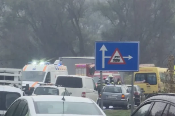 ACCIDENT cu microbuz școlar plin de elevi, între Var și Jibou